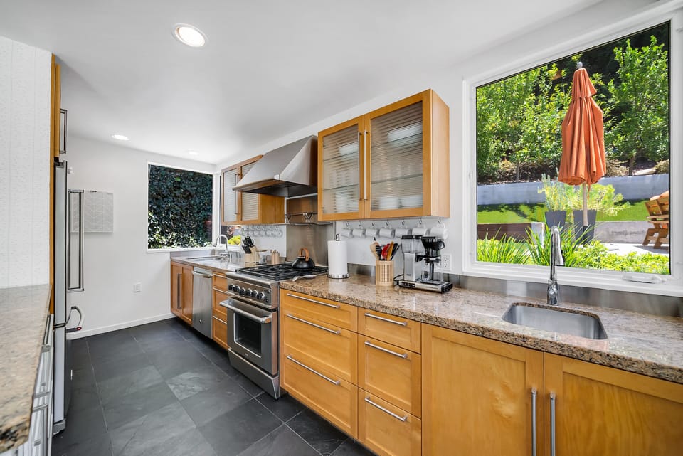 Fully equipped kitchen with 2 sinks and dishwasher 