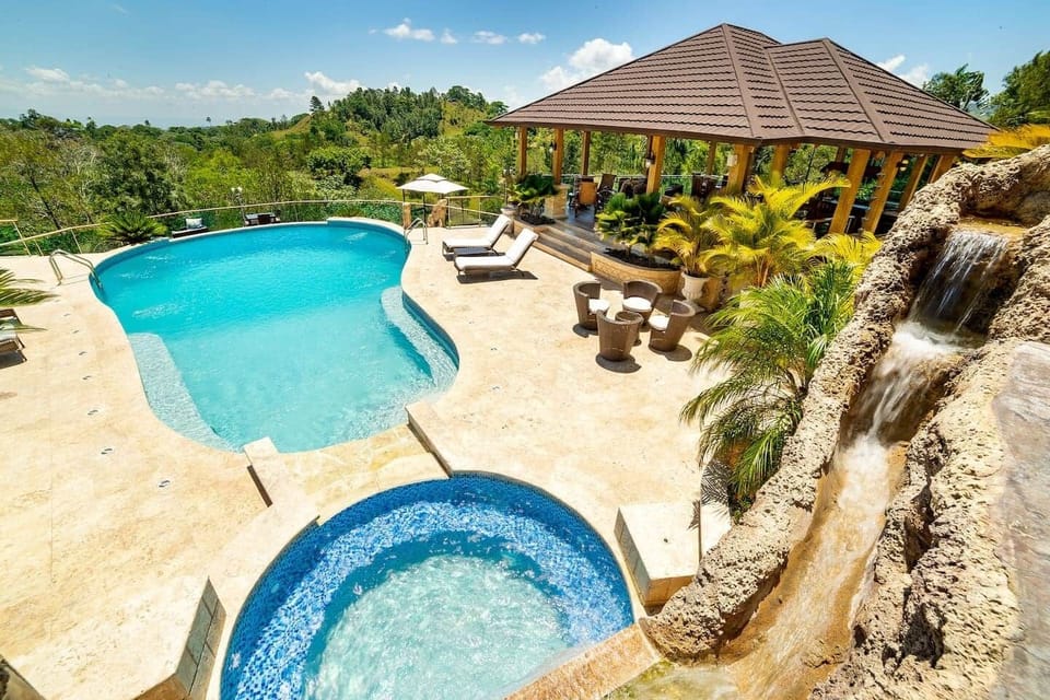 POOL AREA VIEW!