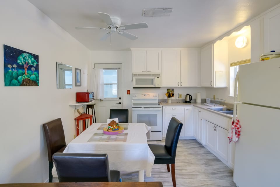 Dining Area | Dishware & Flatware Provided