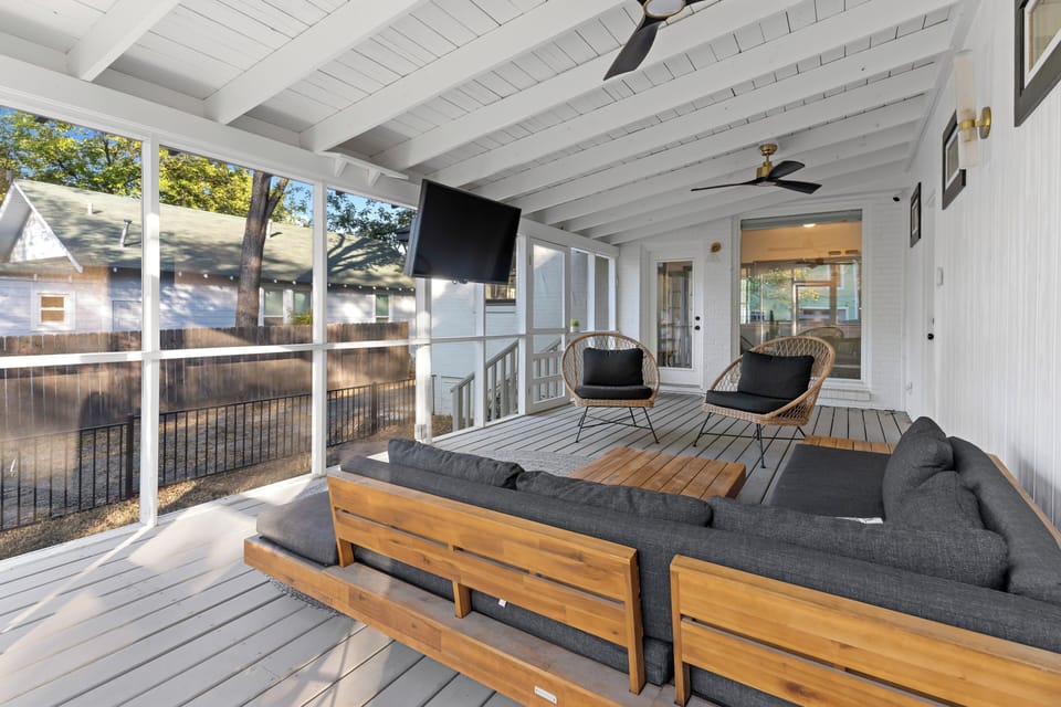 Screened Porch | Smart TV | Cable Channels | Seating