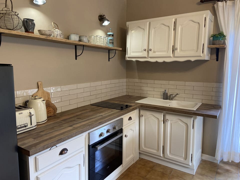 Kitchen area in Gite Le Figuier