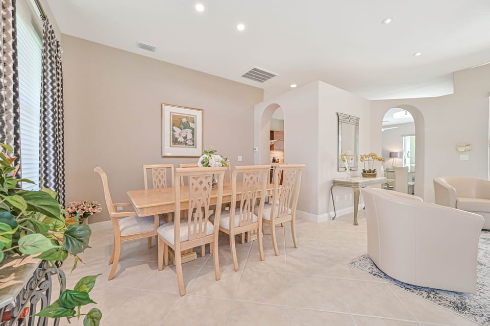 Olivia - Dining for eight off the living