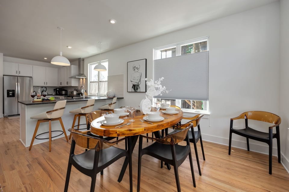 2nd Floor: Dining area accommodating up to 6 guests. The perfect setting to bring everyone together while enjoying a delicious meal.