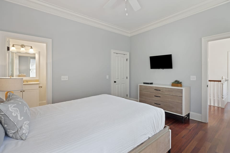 Bedroom 6 - Queen - Private Bathroom - Second Floor