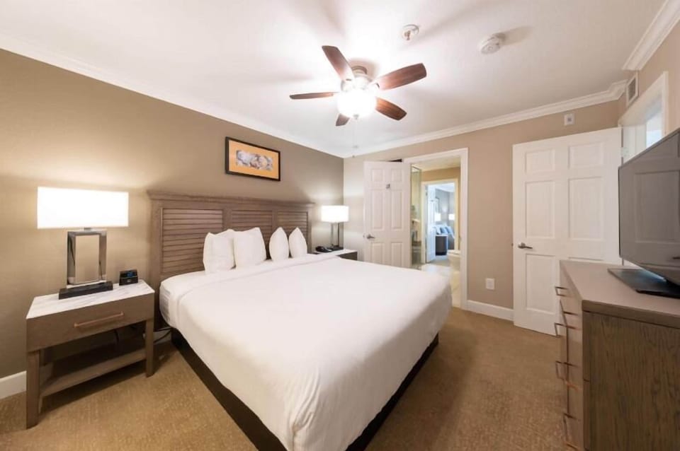 Unit with King size bed. Exact unit will be assigned upon arrival. Views, colors and decor may vary.