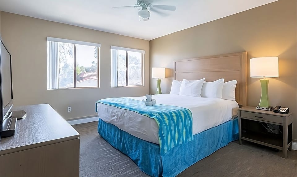 Unit with King or Queen size bed. Exact unit will be assigned upon arrival. Views, colors and decor may vary.