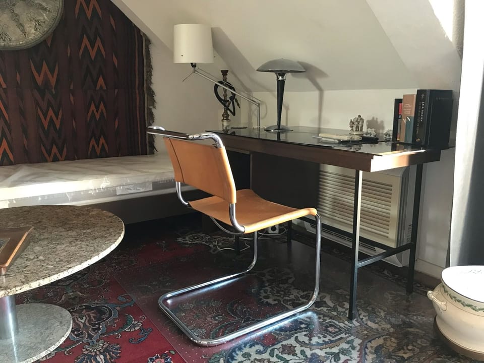 desk of suite 4