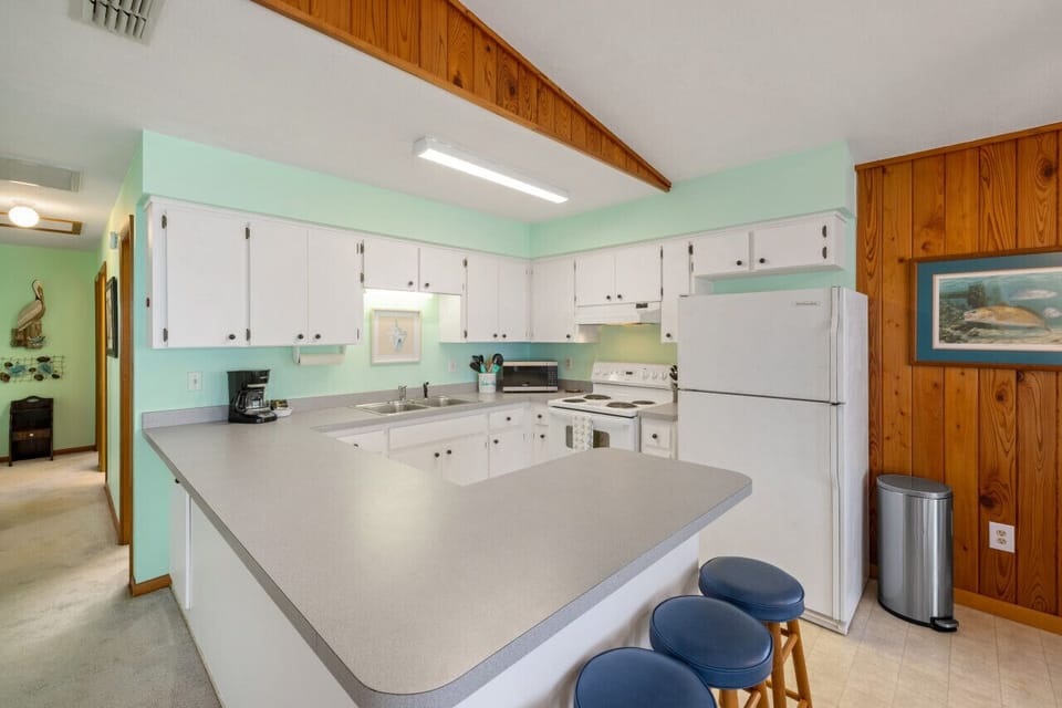 Fully stocked kitchen with eat in bar for 4