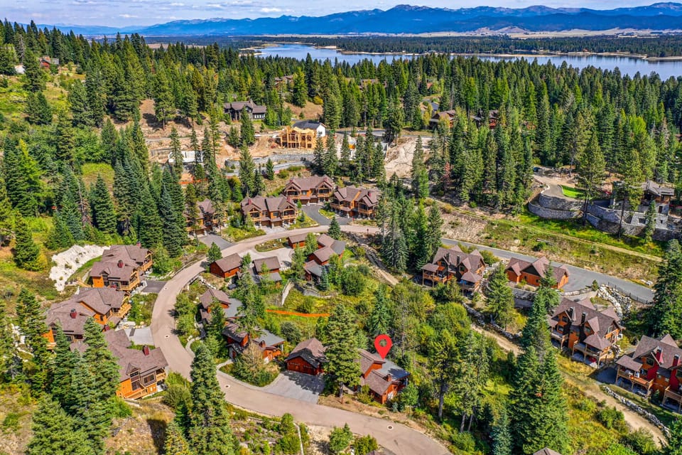 Just minutes from Lake Cascade, the Osprey Meadows Golf Course, and endless miles of hiking and biking trails, Encore Cottage is perfectly situated within Tamarack Resort. With both winter and summer activities, it's your year-round playground! ☀️🏞️