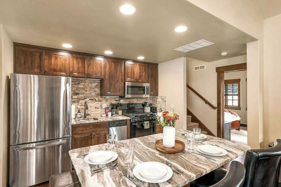 🧂🥘 From pots and pans to cooking essentials, our kitchen has it all! Get ready to create culinary masterpieces while soaking in stunning mountain views! 🌄🍽️