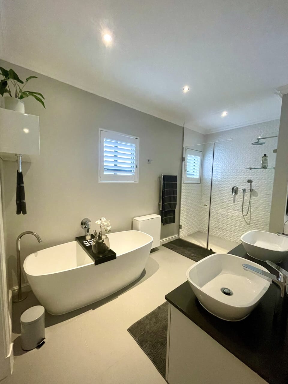 Main bedroom's en-suite bathroom with private toilet