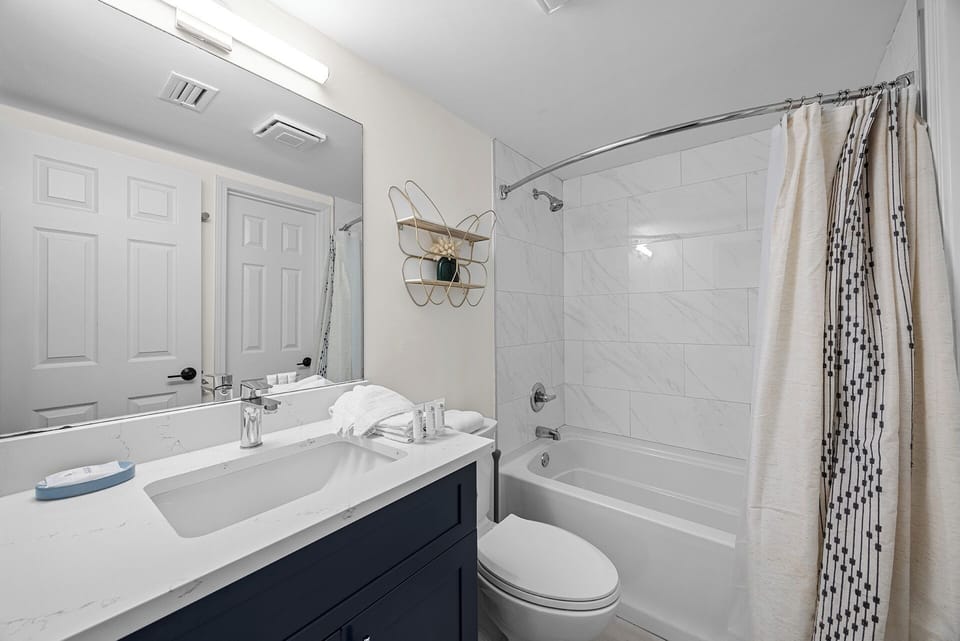 Huntington By The Sea 106 Guest Bathroom