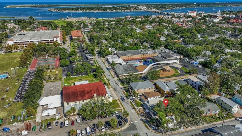Just a 8-min walk east on Orange St to the Castillo de San Marcos (Fort), St. George St, and bayfront! Full of the hottest bars, local award winning restaurants, and local vendors.