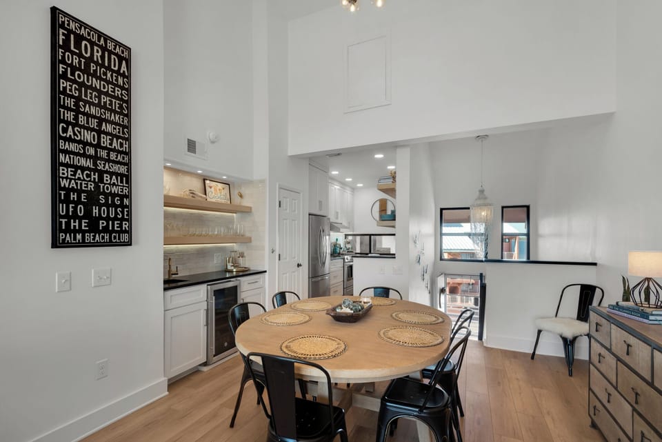 Dining room area with seating for 6