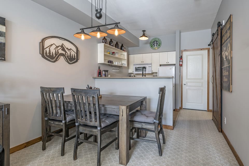 Dining Area - Seats 5 