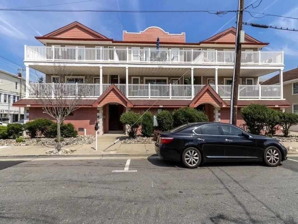 Less than two blocks from the convention center, boardwalk and beach!