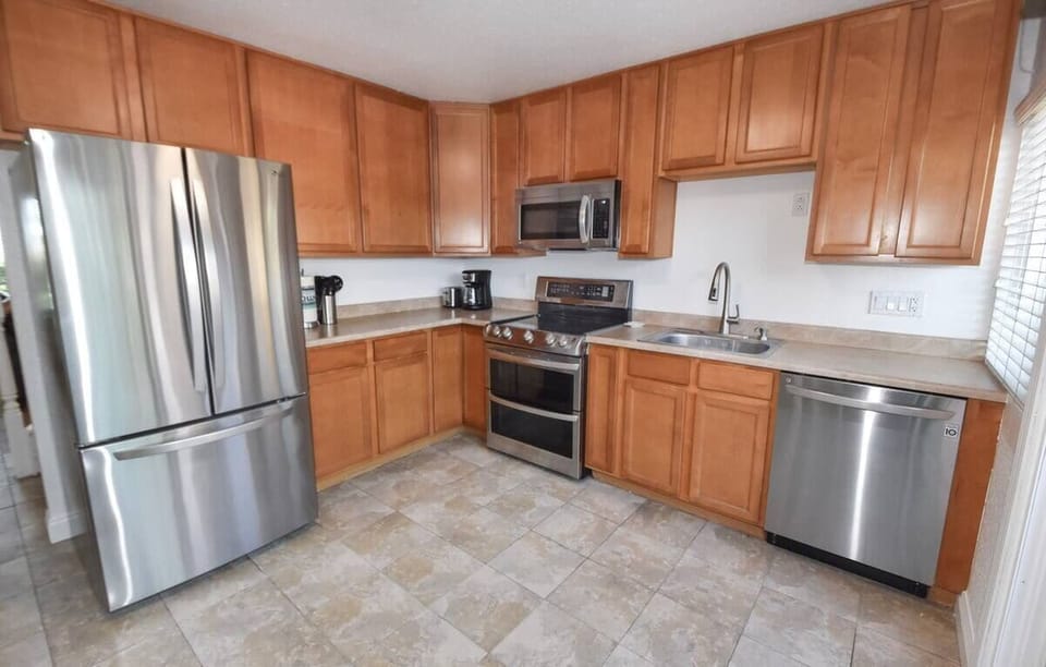 Fully equipped kitchen (electric stove).
