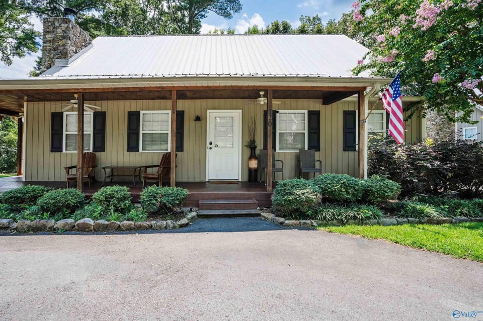 Gunter Lodge-Beautiful front porch with seating