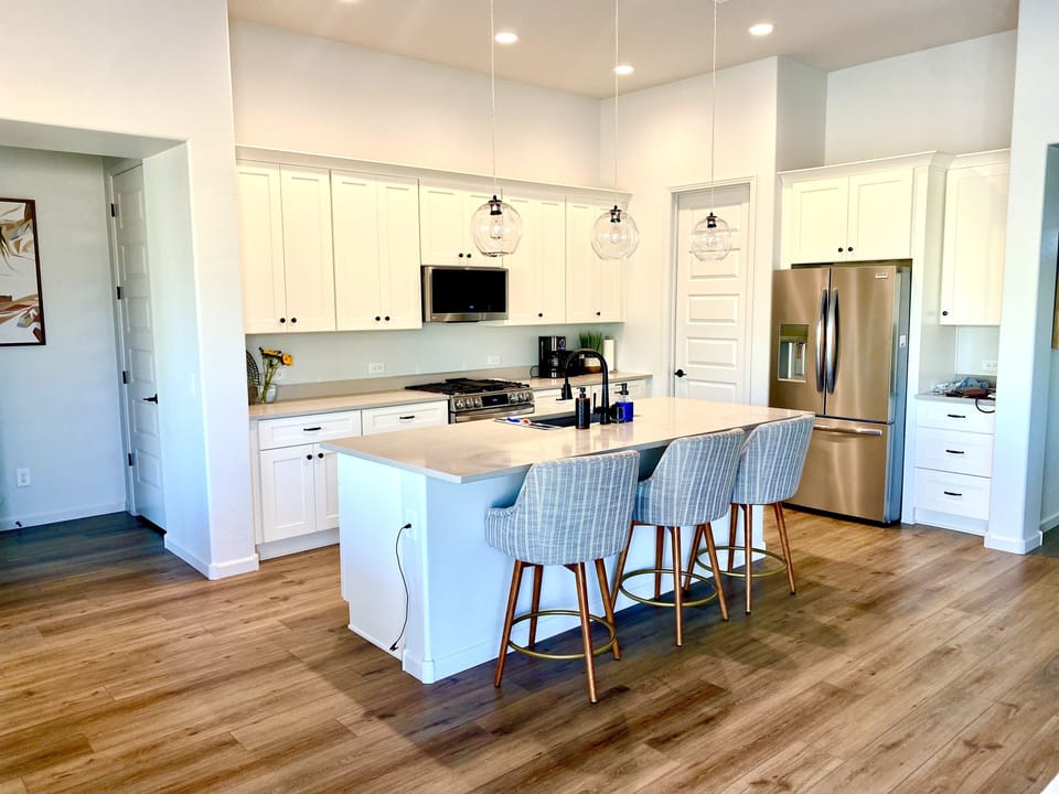 kitchen has 11 ft ceilings, brand new stainless steel appliances, etc