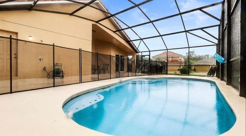 Private pool (can add pool heating for a fee)