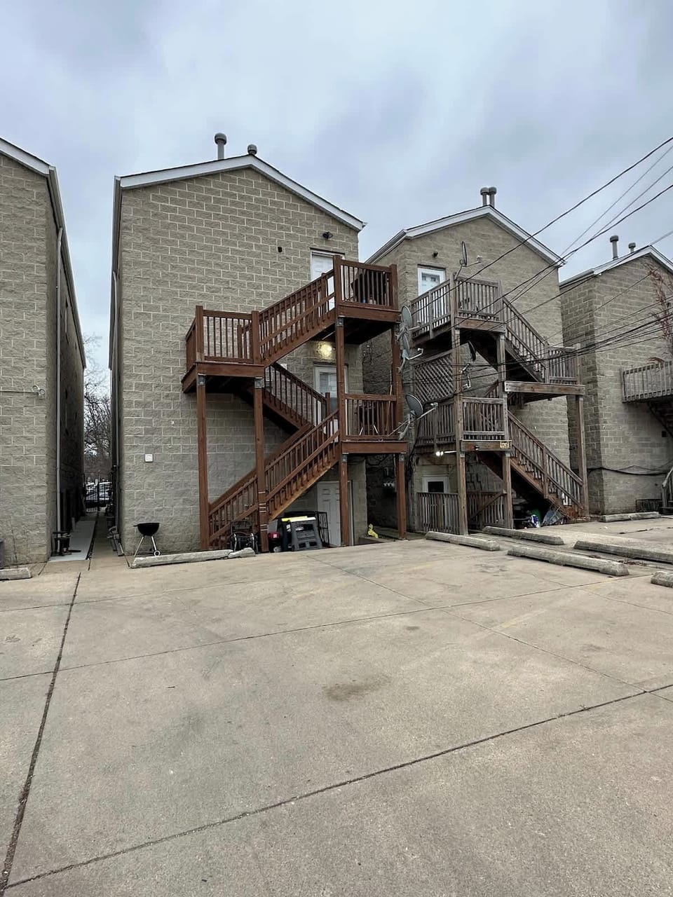 2 free rear parking pad spaces