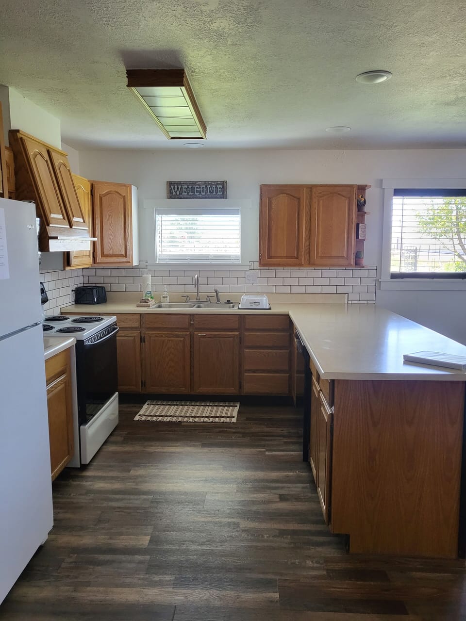 Perfect sized kitchen for your family to prepare meals and eat together. 