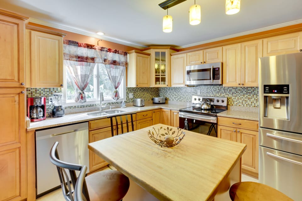 Kitchen & Dining Area | Dishes & Flatware Provided