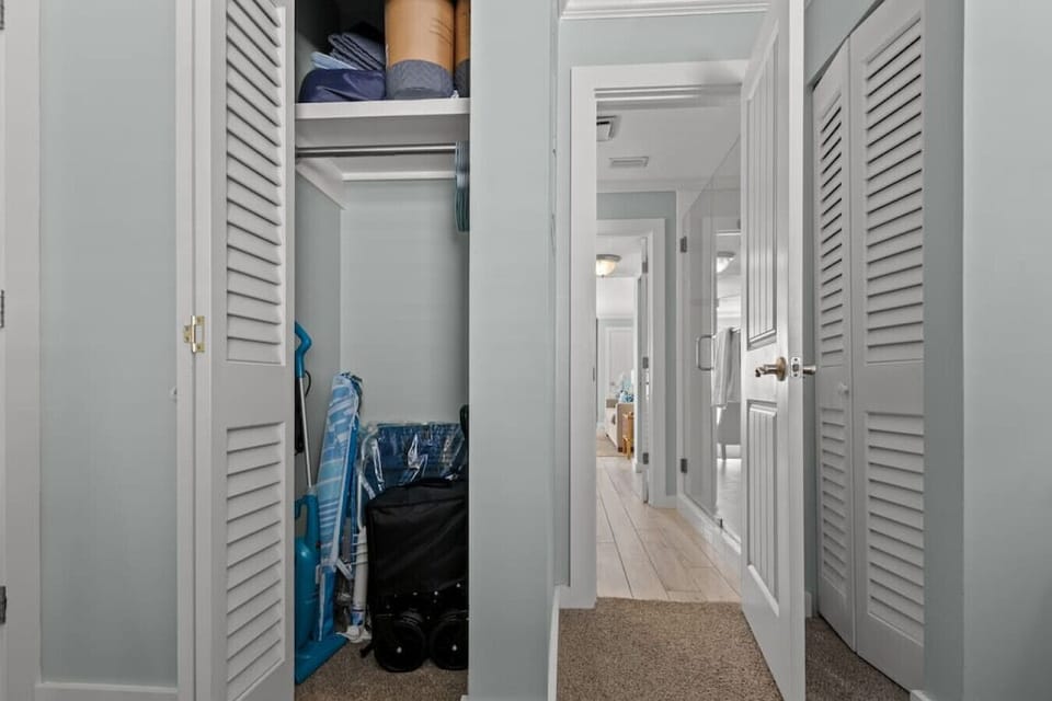 Beach-Ready Bedroom: Gear Up for Sun & Sand! ️️