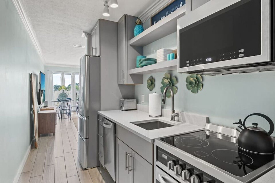 Modern Elegance: Fully Equipped Galley Kitchen!
