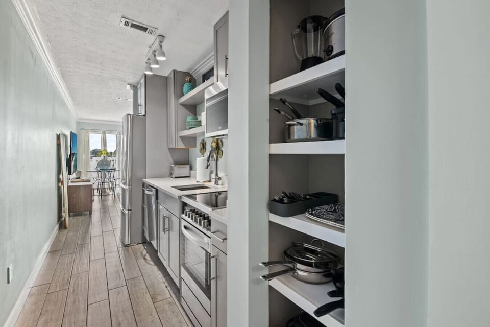 Modern Elegance: Fully Equipped Galley Kitchen!
