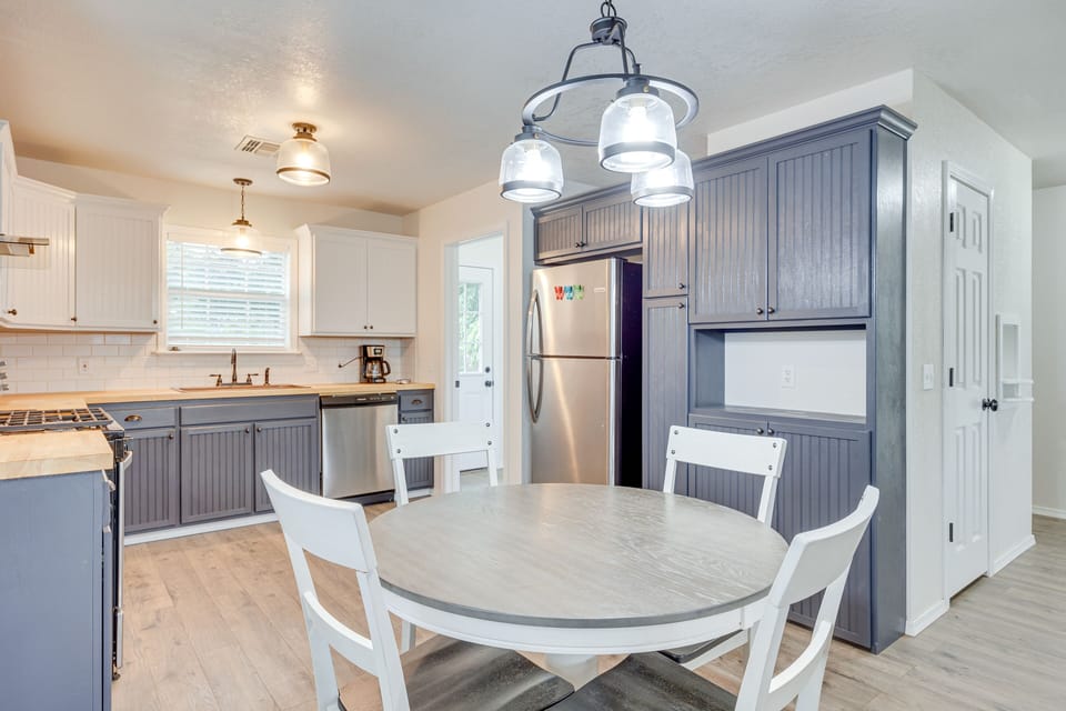 Dining Area & Kitchen | Coffee Pot | Toaster Oven