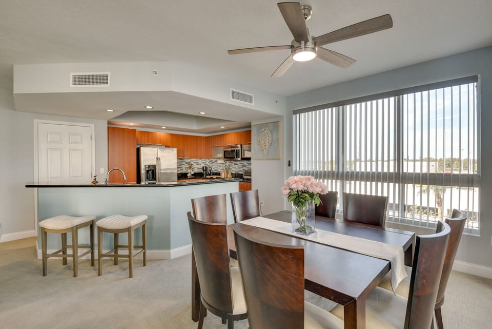 Dining Area | Dishware/Flatware Provided