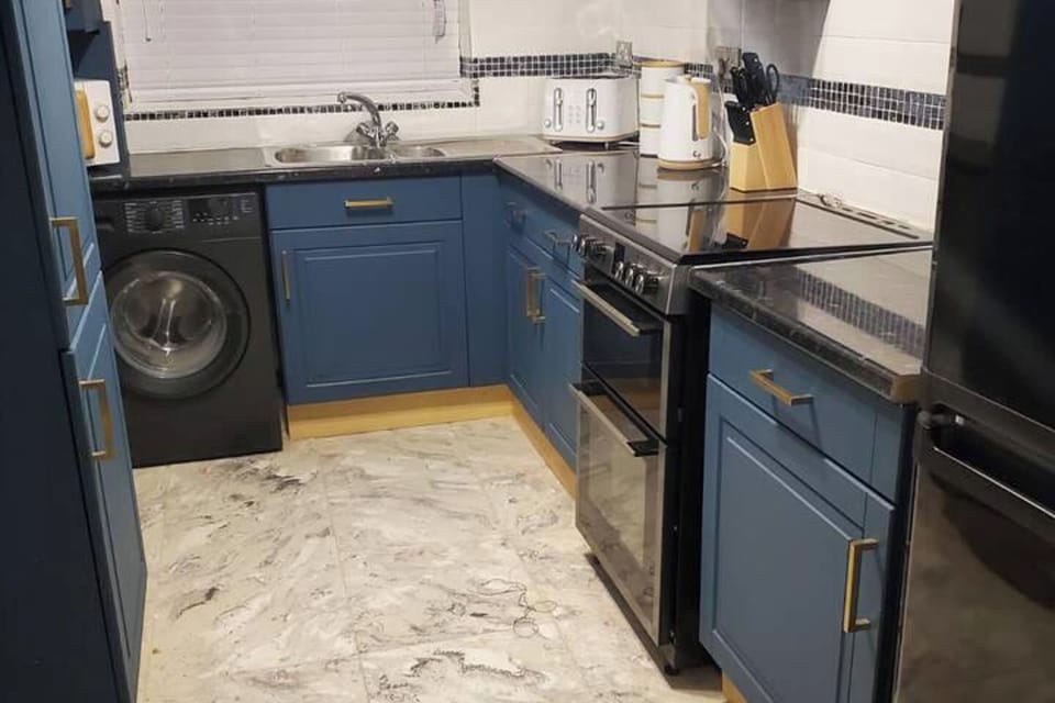 Fully equipped with modern appliances, including a stove, oven, fridge & freezer, and microwave. Spoons, plates, pots, and utensils are provided, so you can easily prepare your meals. Everything you need for a comfortable, home-like experience. You can also enjoy the convenience of a dining area for meals.