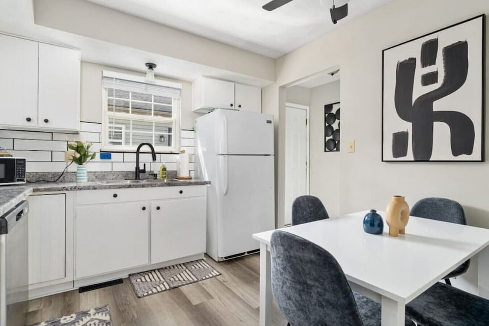 Fully Stocked Eat-In Kitchen