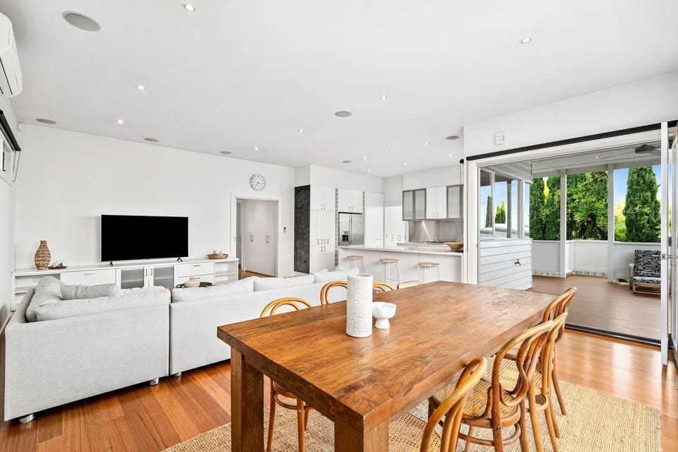 Dining Table to outdoor balcony