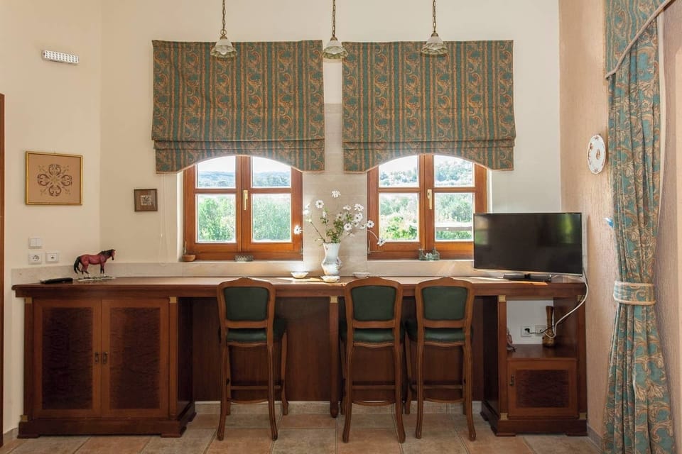 Dining Bar with Stylish Bar Stools
