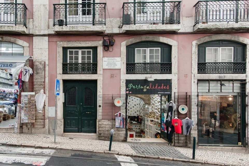 29 ❤️ StayInLisbon.pt – Traditional Lisbon building with a welcoming entrance
