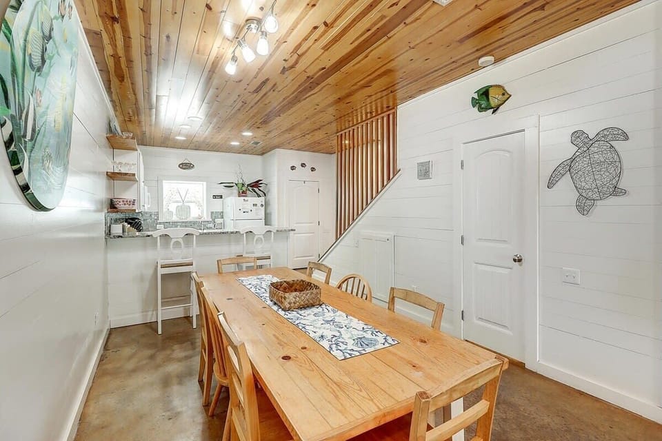 Welcome to spacious gatherings! Our open floor plan invites lively conversations and memorable moments.