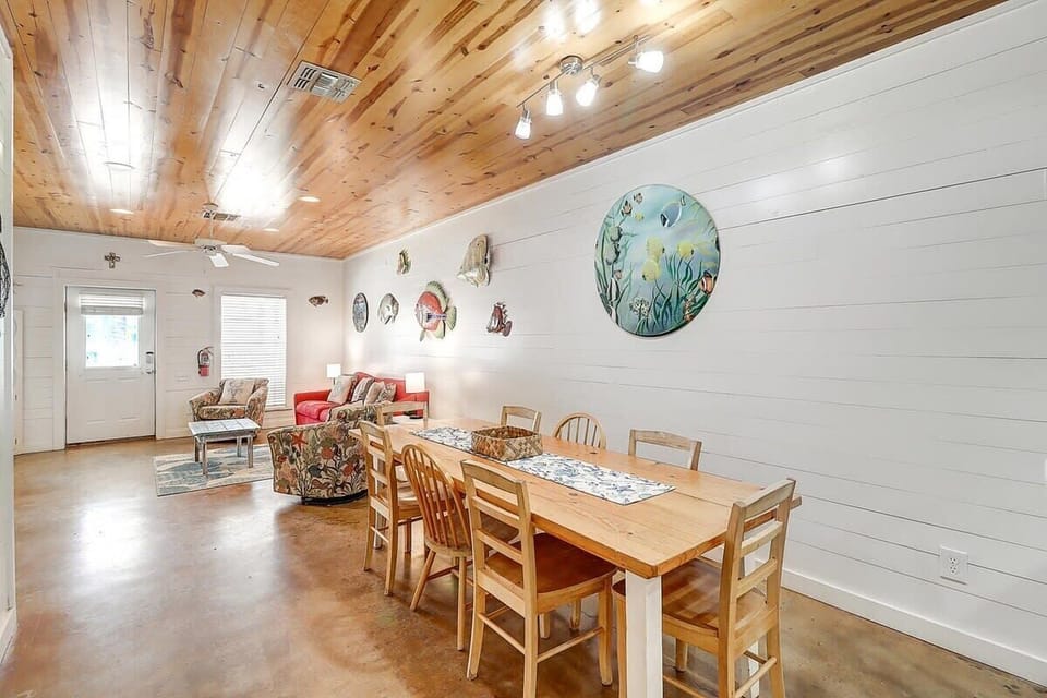 Welcome to spacious gatherings! Our open floor plan invites lively conversations and memorable moments.