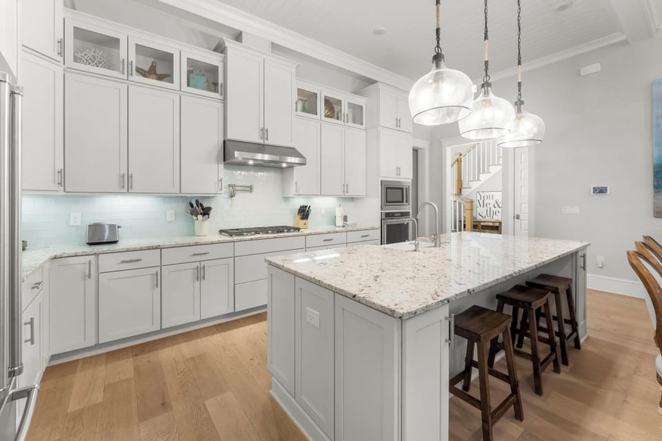 Kitchen with Breakfast Bar