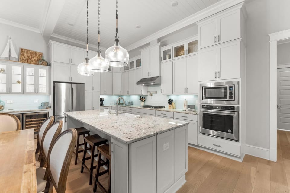 Kitchen with Breakfast Bar