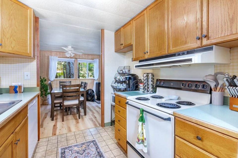 Kitchen - Stove/Oven, Microwave, Dishwasher
