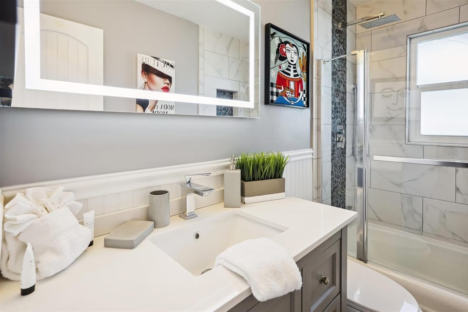 Guest Bathroom 2