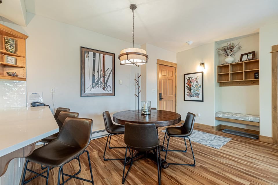 Dining Area and Breakfast Bar