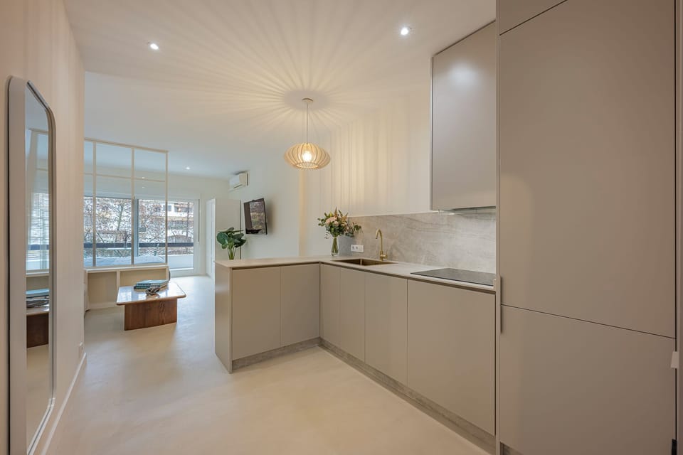 Fully equipped kitchen with modern appliances and all essential utensils. (1)