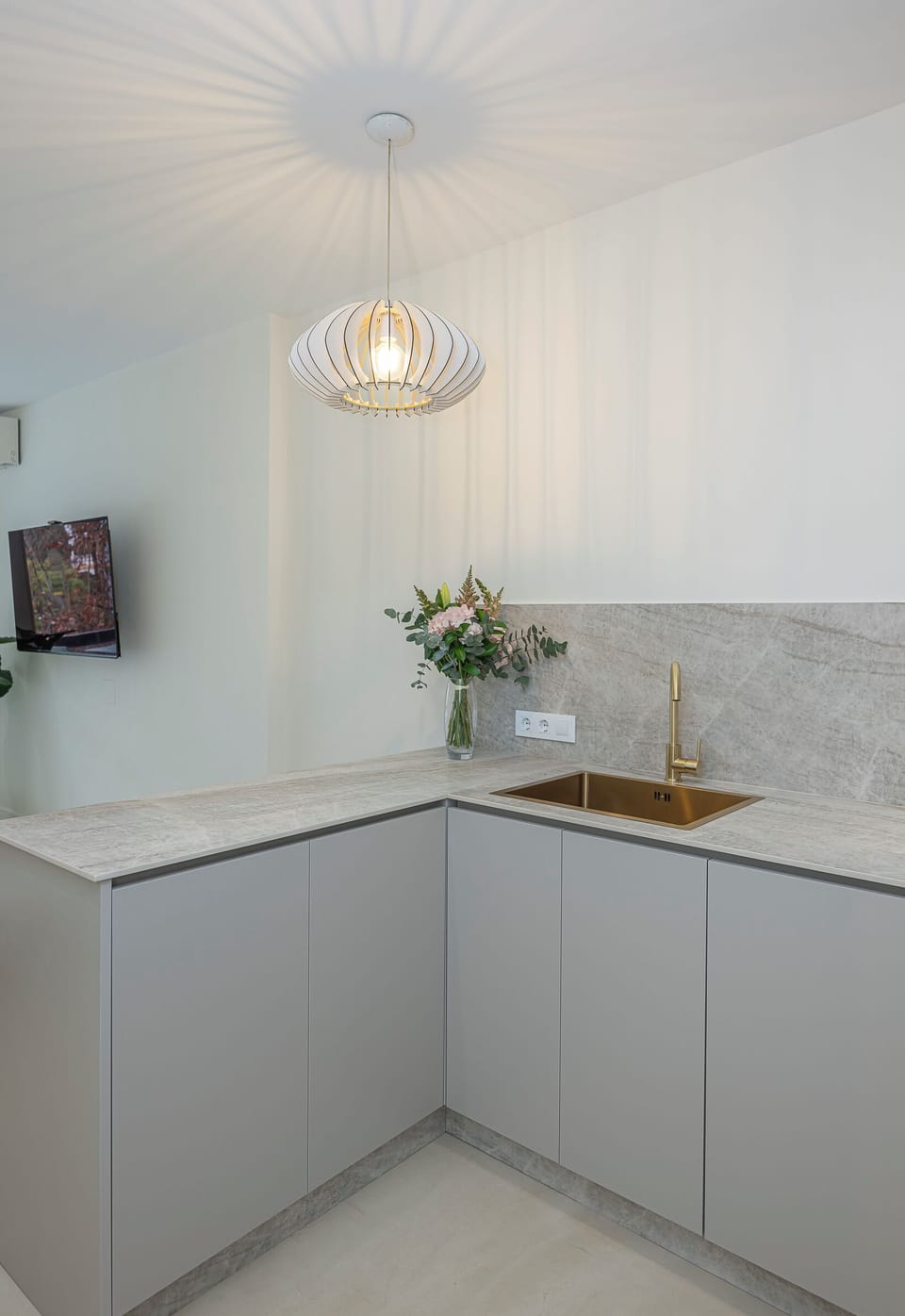 Fully equipped kitchen with modern appliances and all essential utensils. (8)