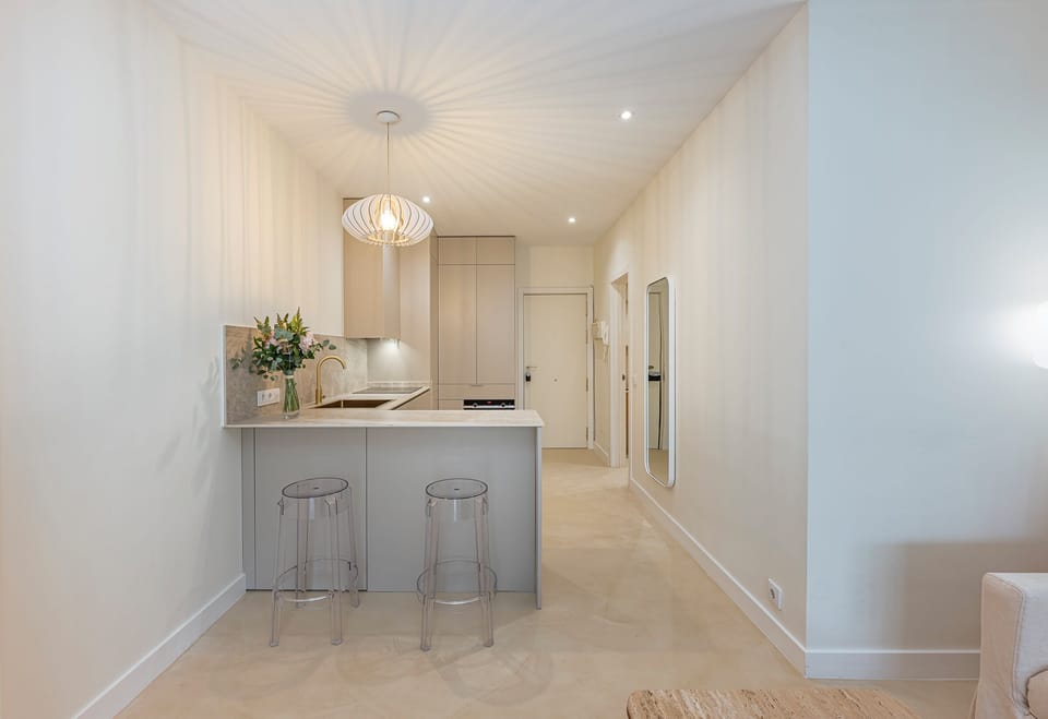 Fully equipped kitchen with modern appliances and all essential utensils. (3)