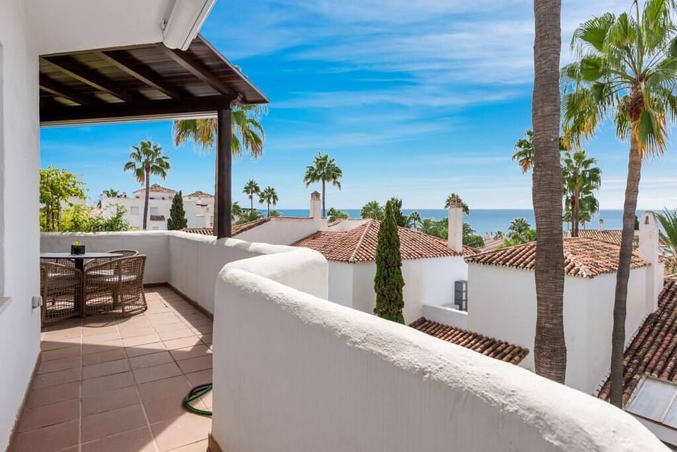 Beautiful balcony with table and chairs for four people. Ideal to enjoy a beautiful view. (2)