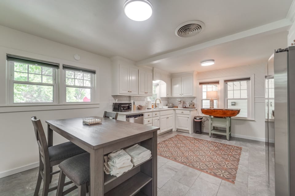 Dining Area | Dishware & Flatware Provided | Central A/C & Heating