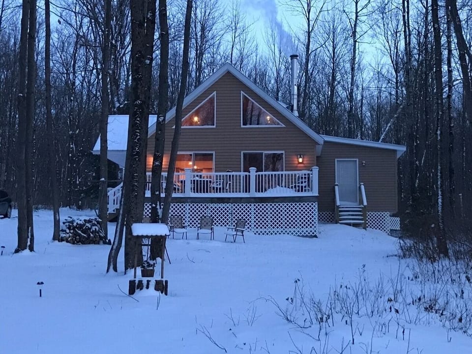 Winter is here!
Cottage extension with kids bedroom and laundry/toilet n sink
half bath on the right side of the Cottage, Main floor